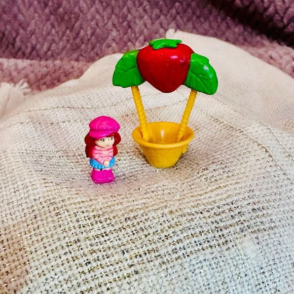 Rare Vintage Strawberry Shortcake Magnetic Mini Figure - Picture 1 of 5